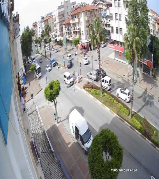 Kırmızı Işıkta Geçen Otomobil Hafif Ticari Araçla Çarpıştı, Sürücüler Yardım Etmeden Yollarına Devam Etti