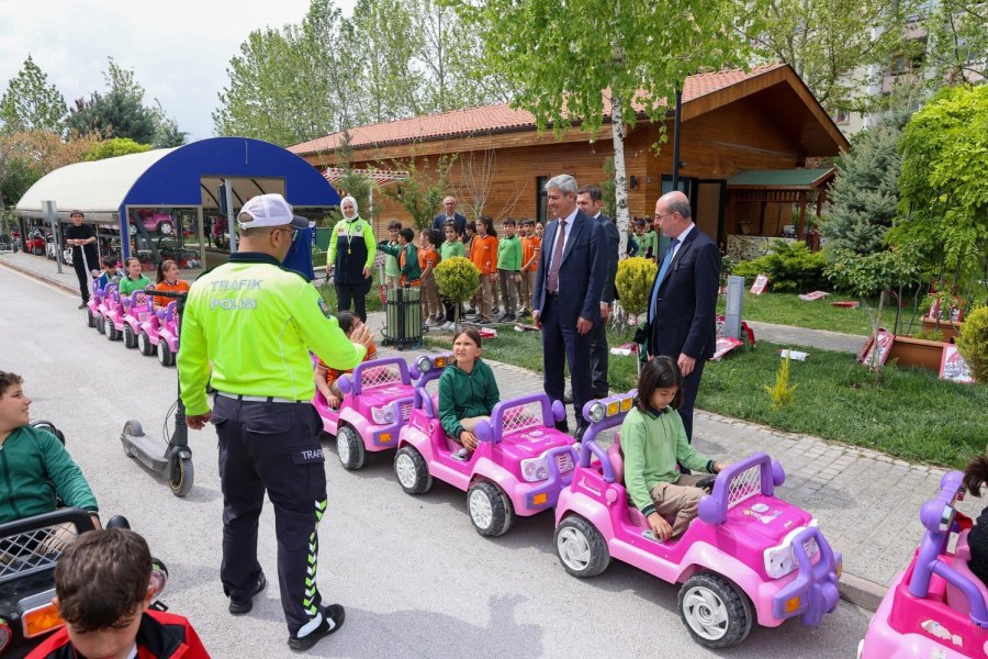 Başkan Pekyatırmacı Selçuklu Trafik Eğitim Parkında Çocuklarla Bir Araya Geldi