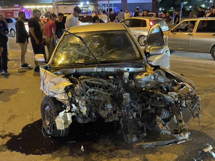 Mersin’de Feci Kaza: Otomobil İkiye Bölündü, 3 Kişi Yaralandı