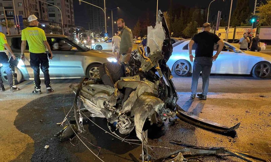 Mersin’de Feci Kaza: Otomobil İkiye Bölündü, 3 Kişi Yaralandı