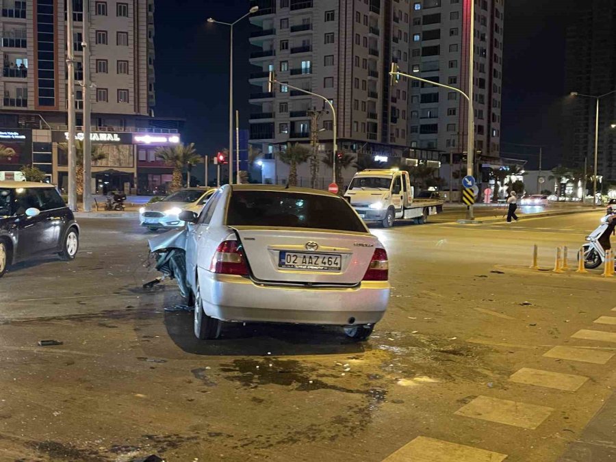Mersin’de Feci Kaza: Otomobil İkiye Bölündü, 3 Kişi Yaralandı