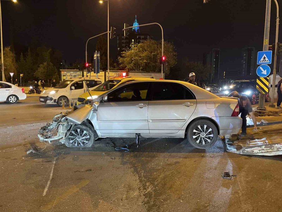 Mersin’de Feci Kaza: Otomobil İkiye Bölündü, 3 Kişi Yaralandı