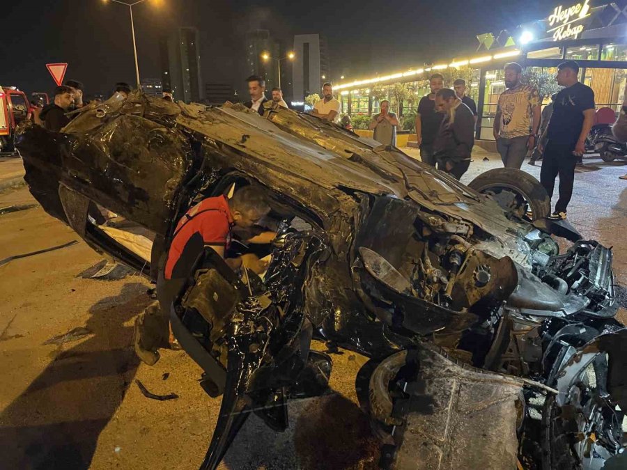Mersin’de Feci Kaza: Otomobil İkiye Bölündü, 3 Kişi Yaralandı