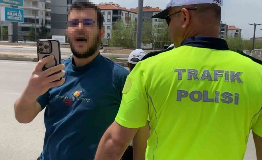 Plakasını Bantla Kapatıp Yola Çıktı, Yakalanınca, "cenazemiz Var" Dedi