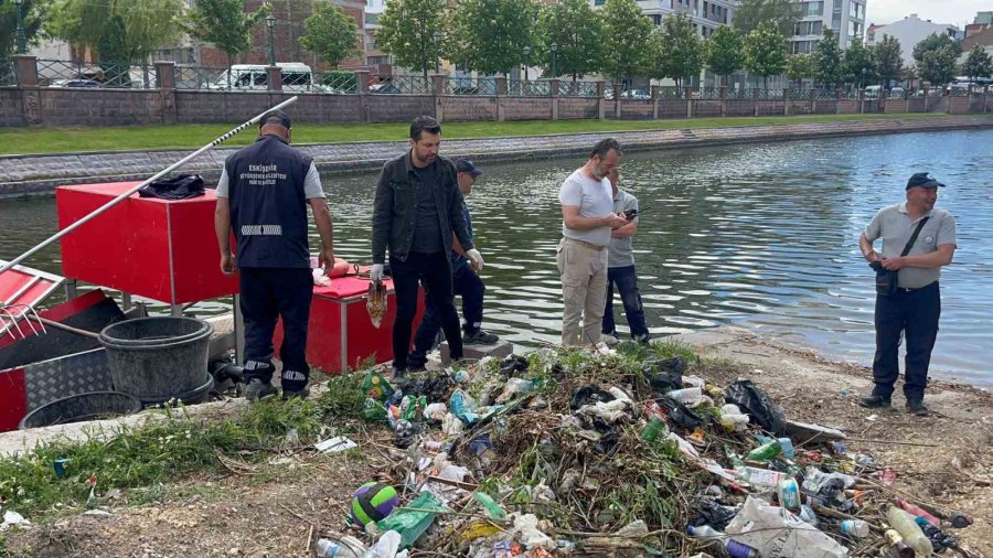 Eskişehir’de Temizlik Görevlileri, Çöp Yerine Tabanca Topladı