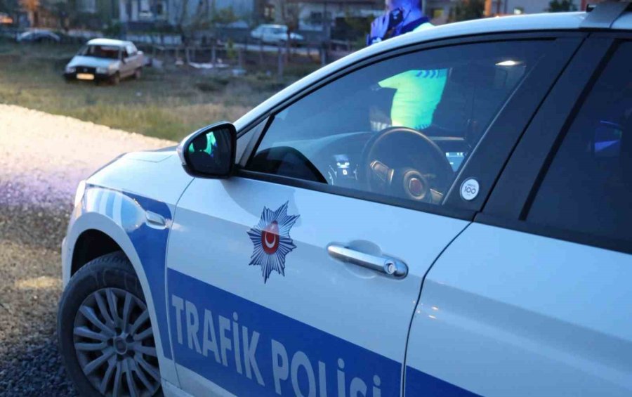 Otomobil Şarampole Devrildi: Sürücü Alkollü Ve Ehliyetsiz Çıktı