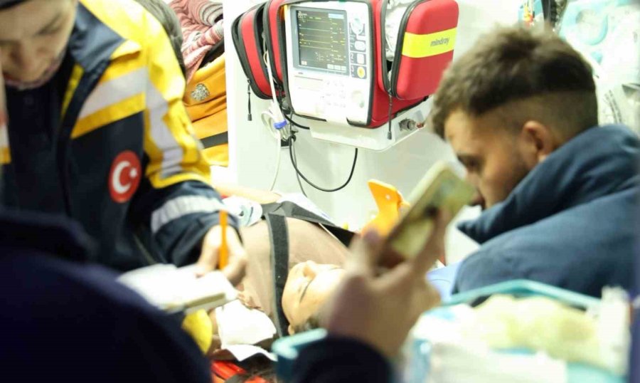 Otomobil Şarampole Devrildi: Sürücü Alkollü Ve Ehliyetsiz Çıktı