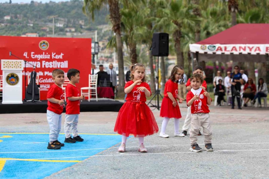 Alanya’da Engelsiz Halk Plajı Hizmete Açıldı