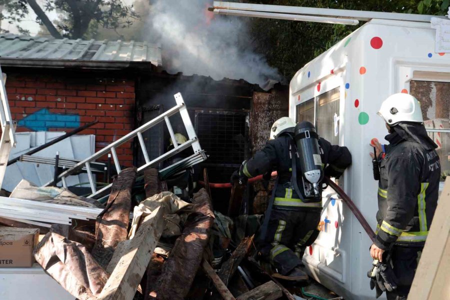 Antalya’da Depo Yangını