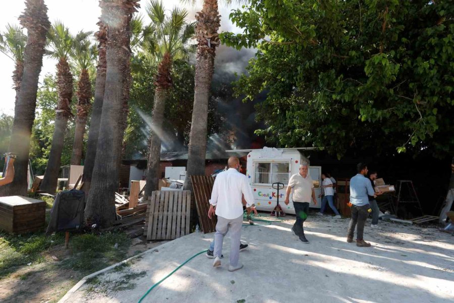 Antalya’da Depo Yangını