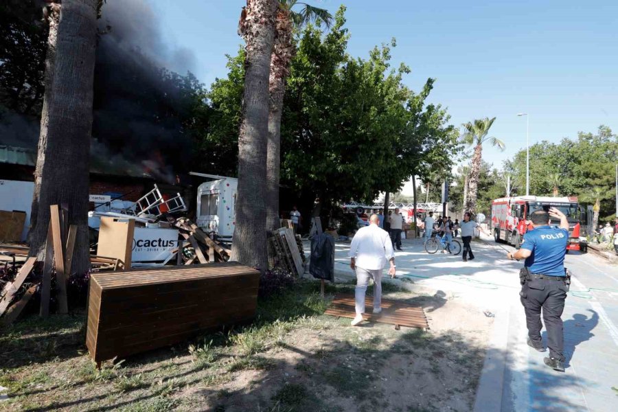 Antalya’da Depo Yangını