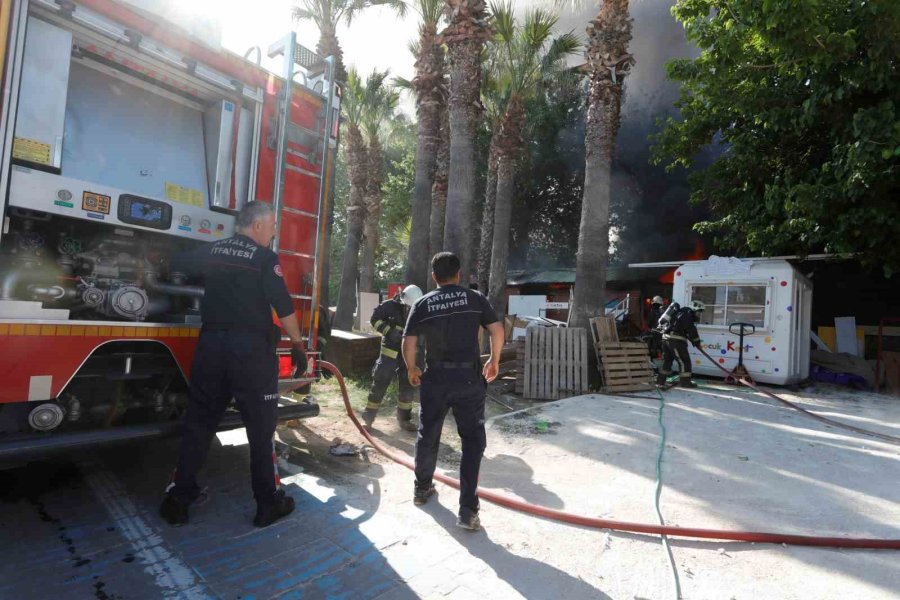 Antalya’da Depo Yangını