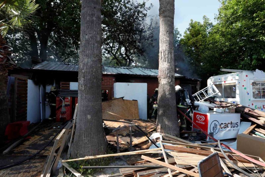 Antalya’da Depo Yangını