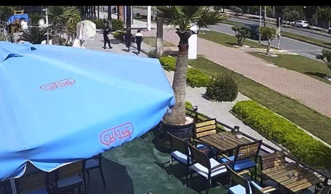 Yolun Karşısına Geçmek İçin Beklerken 3 Kişi Tarafından Tekme Tokat Dövüldü