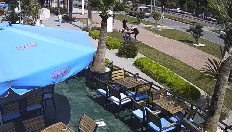 Yolun Karşısına Geçmek İçin Beklerken 3 Kişi Tarafından Tekme Tokat Dövüldü