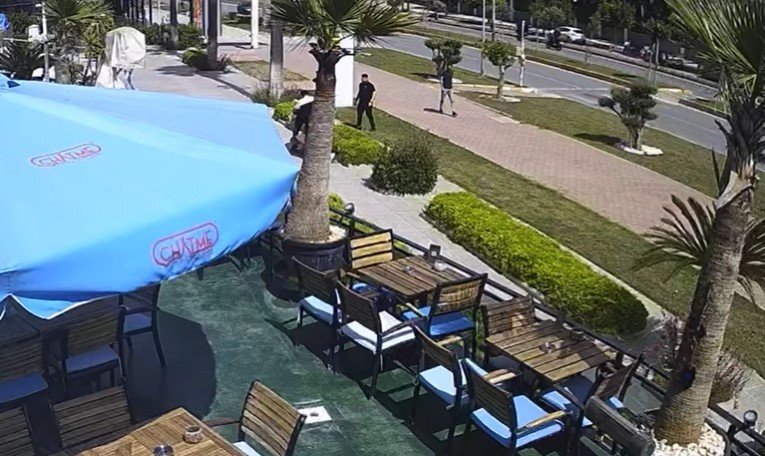 Yolun Karşısına Geçmek İçin Beklerken 3 Kişi Tarafından Tekme Tokat Dövüldü