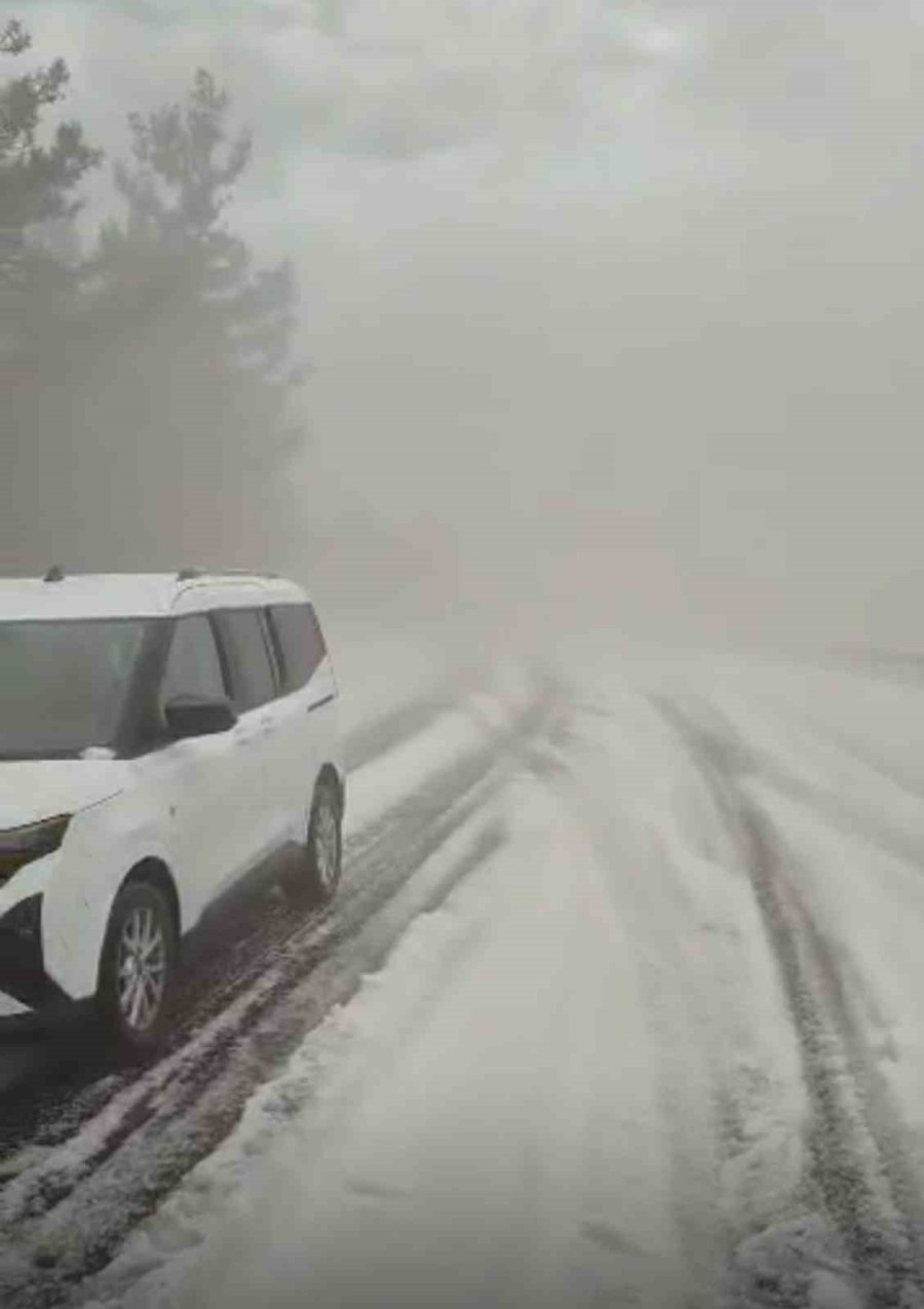 Mersin’de Dolu Etkili Oldu, Karayolu Trafiğe Kapandı
