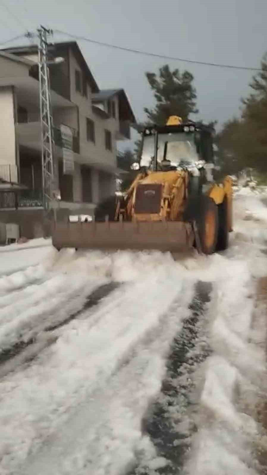 Mersin’de Dolu Etkili Oldu, Karayolu Trafiğe Kapandı