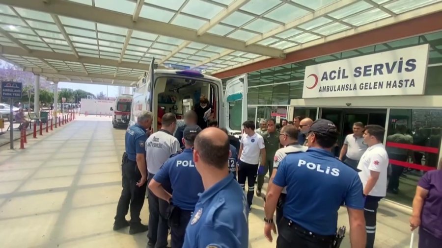 Denize Acil İniş Yapan Helikopterdeki 4 Personel Antalya’daki Hastanelere Sevk Edildi