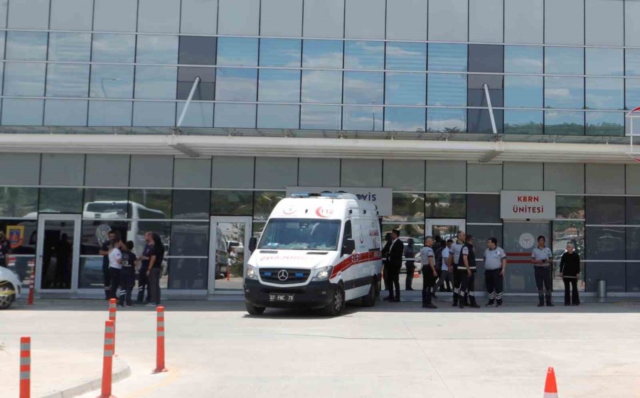 Denize Acil İniş Yapan Helikopterdeki 4 Personel Antalya’daki Hastanelere Sevk Edildi