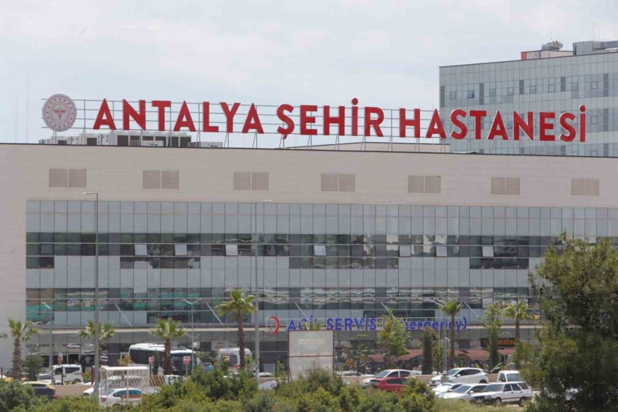 Denize Acil İniş Yapan Helikopterdeki 4 Personel Antalya’daki Hastanelere Sevk Edildi