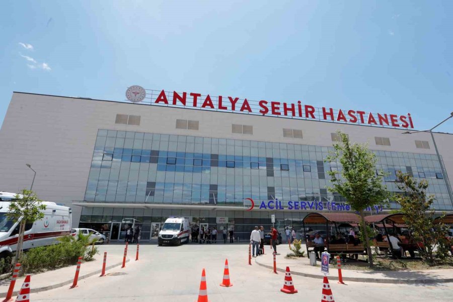 Denize Acil İniş Yapan Helikopterdeki 4 Personel Antalya’daki Hastanelere Sevk Edildi