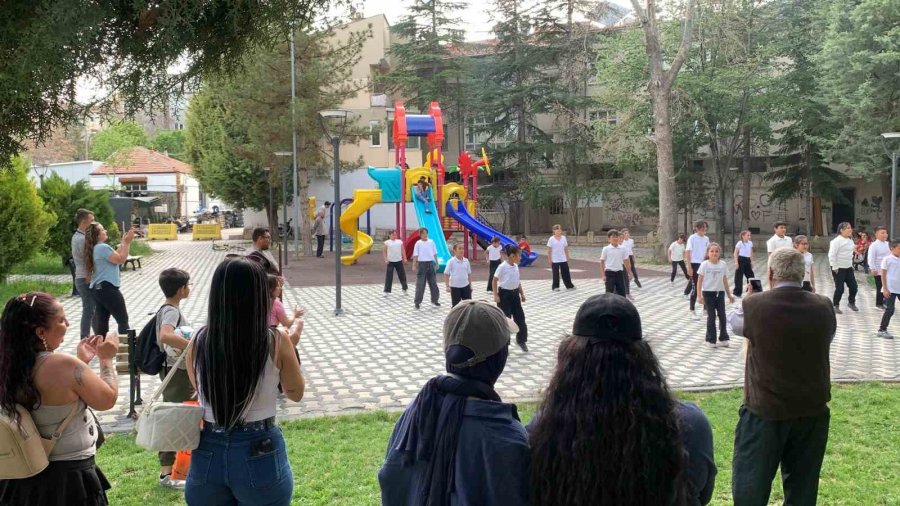 Karaman’da Eş Zamanlı Halk Oyunları Gösterisi
