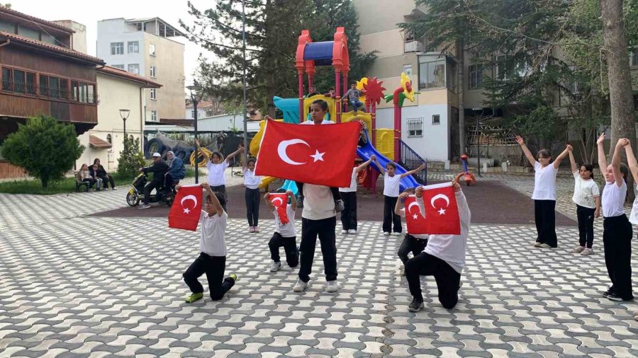 Karaman’da Eş Zamanlı Halk Oyunları Gösterisi