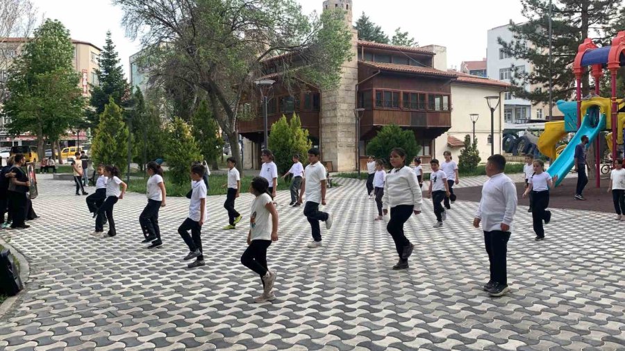 Karaman’da Eş Zamanlı Halk Oyunları Gösterisi