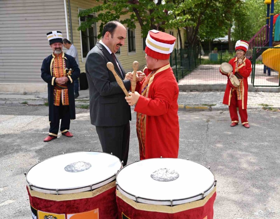 Başkan Altay Özel Gençlerle Sebze Fidesi Dikti, En Özel Mehter Takımını Dinledi