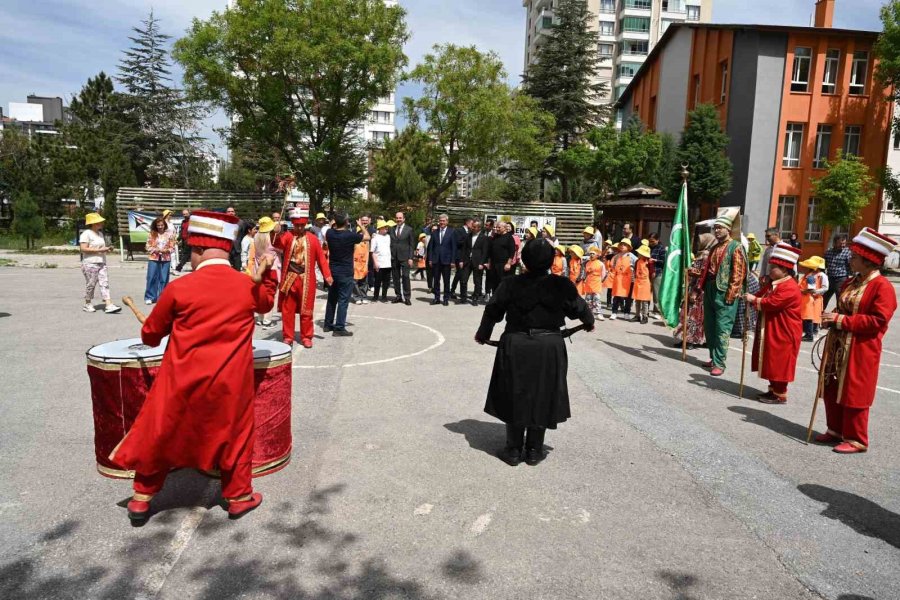 Başkan Altay Özel Gençlerle Sebze Fidesi Dikti, En Özel Mehter Takımını Dinledi