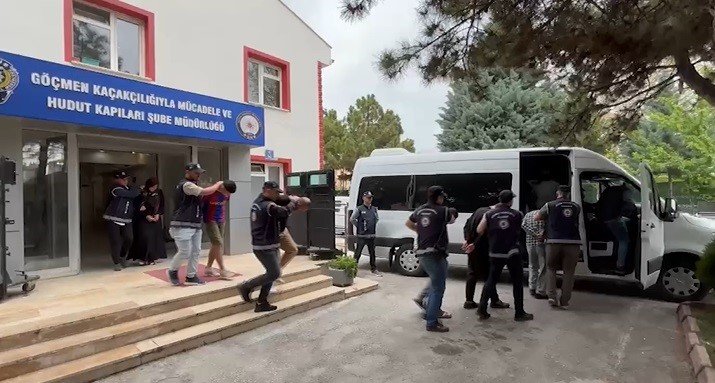 Göçmen Kaçakçılığı Organizatörlerine Operasyon: 8 Tutuklama