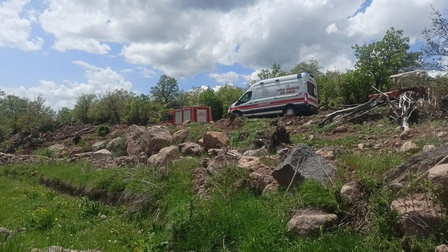 Devrilen Traktörün Altında Hayatını Kaybetti