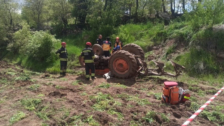 Devrilen Traktörün Altında Hayatını Kaybetti