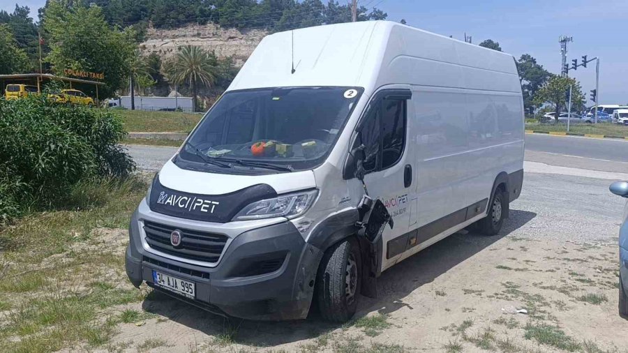 Manavgat’ta Kamyonet İle Çarpışan Otomobilin Sürücüsü Yaralandı