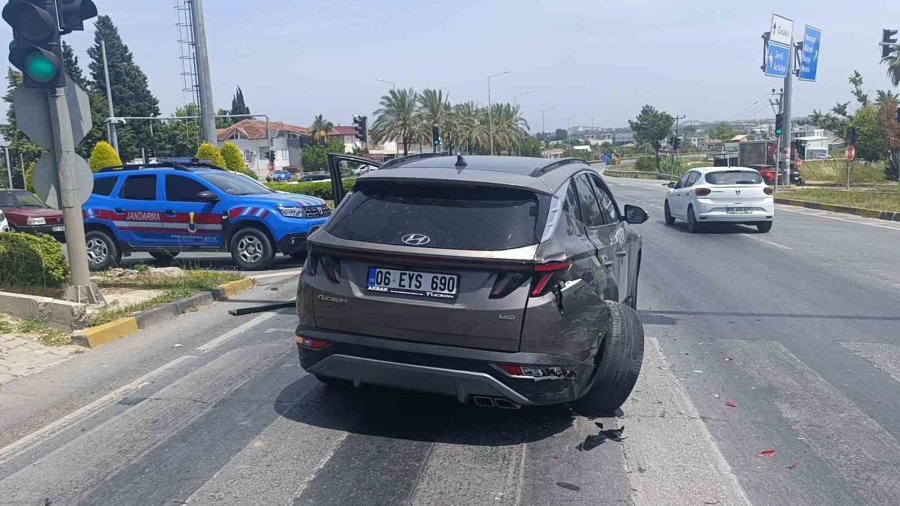 Manavgat’ta Kamyonet İle Çarpışan Otomobilin Sürücüsü Yaralandı