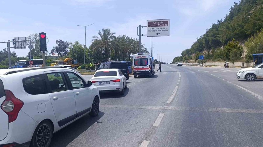 Manavgat’ta Kamyonet İle Çarpışan Otomobilin Sürücüsü Yaralandı