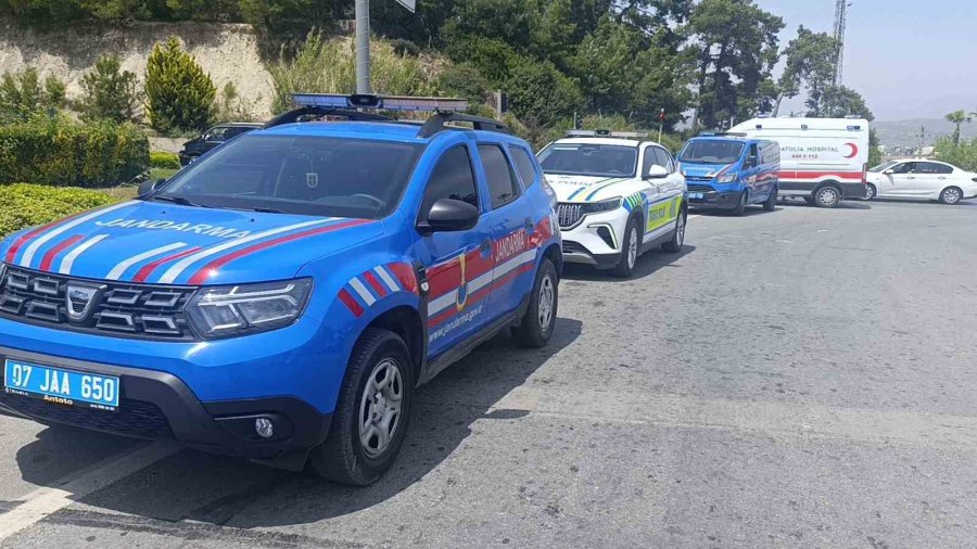 Manavgat’ta Kamyonet İle Çarpışan Otomobilin Sürücüsü Yaralandı