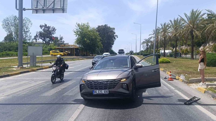 Manavgat’ta Kamyonet İle Çarpışan Otomobilin Sürücüsü Yaralandı