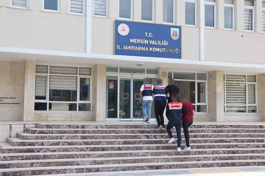 Mersin’de 2 Otomobilde 70 Tabanca Ele Geçirildi: 2 Tutuklama