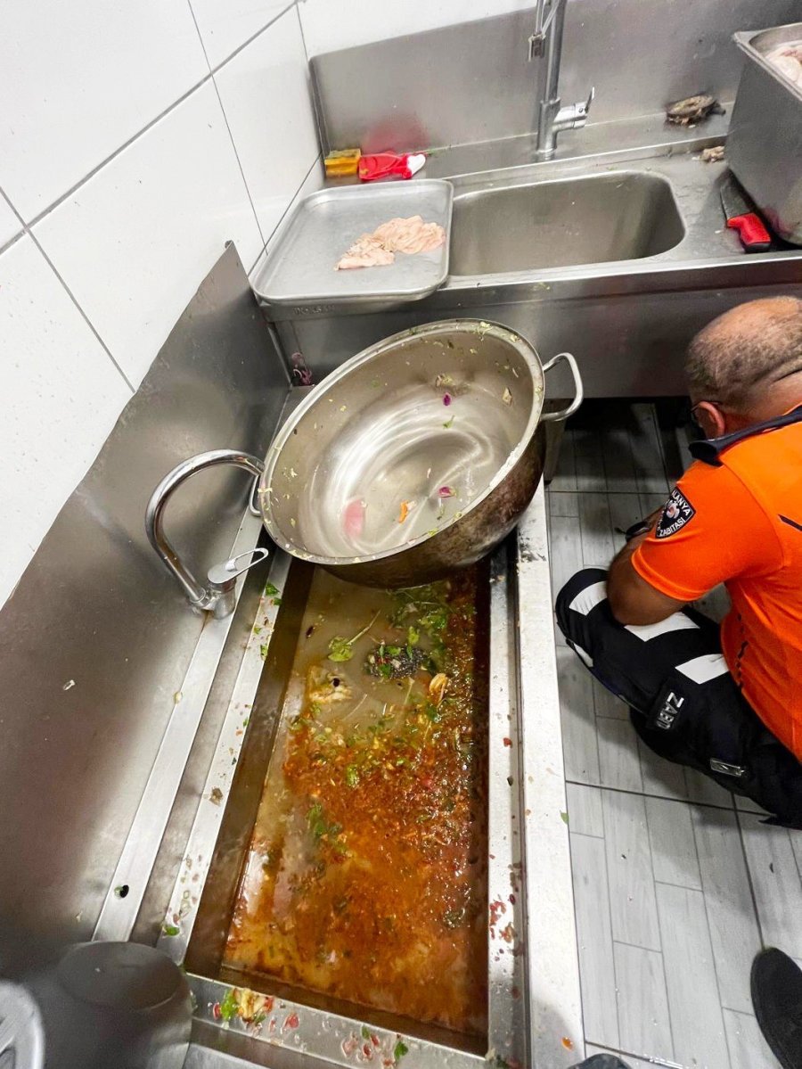 Bozulmuş Meze, Et Ve Et Ürünleri Kullanan Restoran Mühürlendi