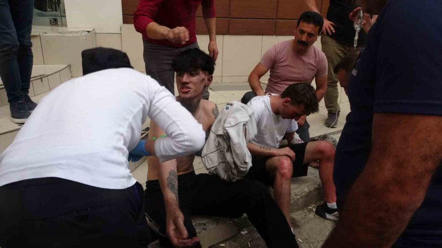 "korku Evi"ndeki Bakım Sırasında Çıkan Yangında Gerçek Korkuyu Yaşadılar: 3 Yaralı