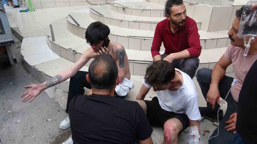 "korku Evi"ndeki Bakım Sırasında Çıkan Yangında Gerçek Korkuyu Yaşadılar: 3 Yaralı