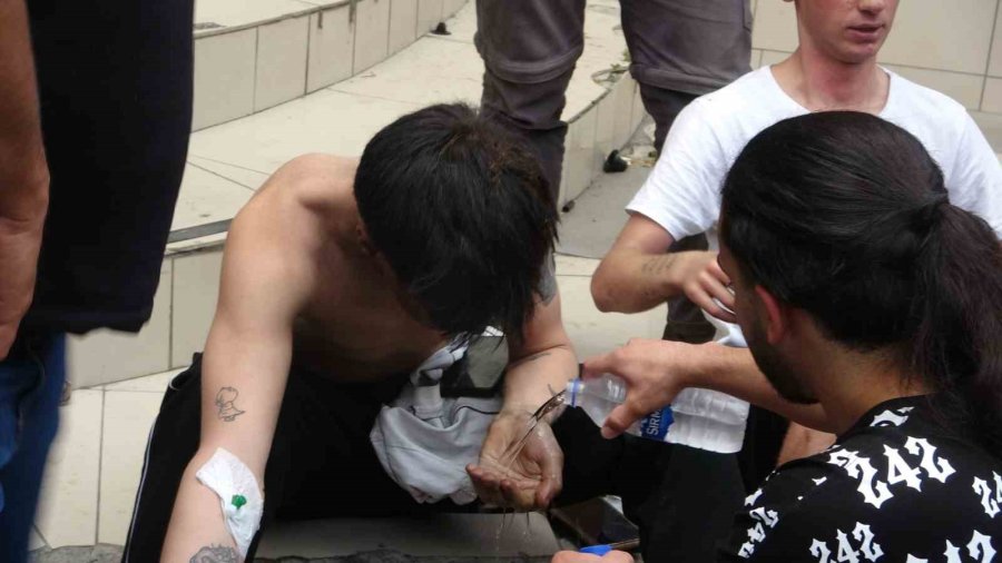 "korku Evi"ndeki Bakım Sırasında Çıkan Yangında Gerçek Korkuyu Yaşadılar: 3 Yaralı