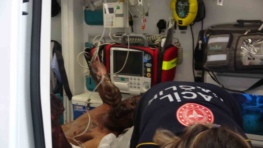 "korku Evi"ndeki Bakım Sırasında Çıkan Yangında Gerçek Korkuyu Yaşadılar: 3 Yaralı