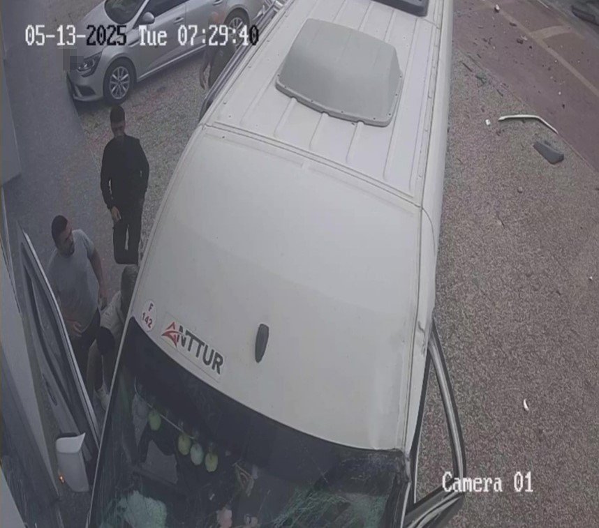 İki Servis Aracı Çarpıştı, Biri İş Yerine Daldı