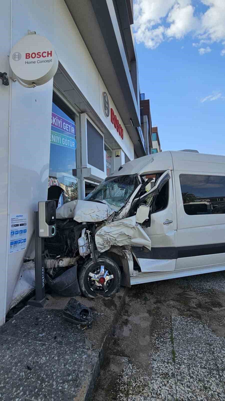 İki Servis Aracı Çarpıştı, Biri İş Yerine Daldı