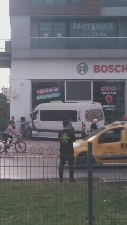 İki Servis Aracı Çarpıştı, Biri İş Yerine Daldı