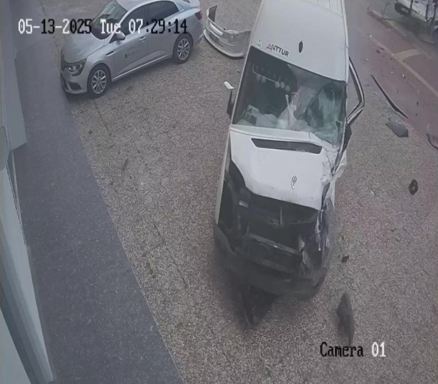 İki Servis Aracı Çarpıştı, Biri İş Yerine Daldı