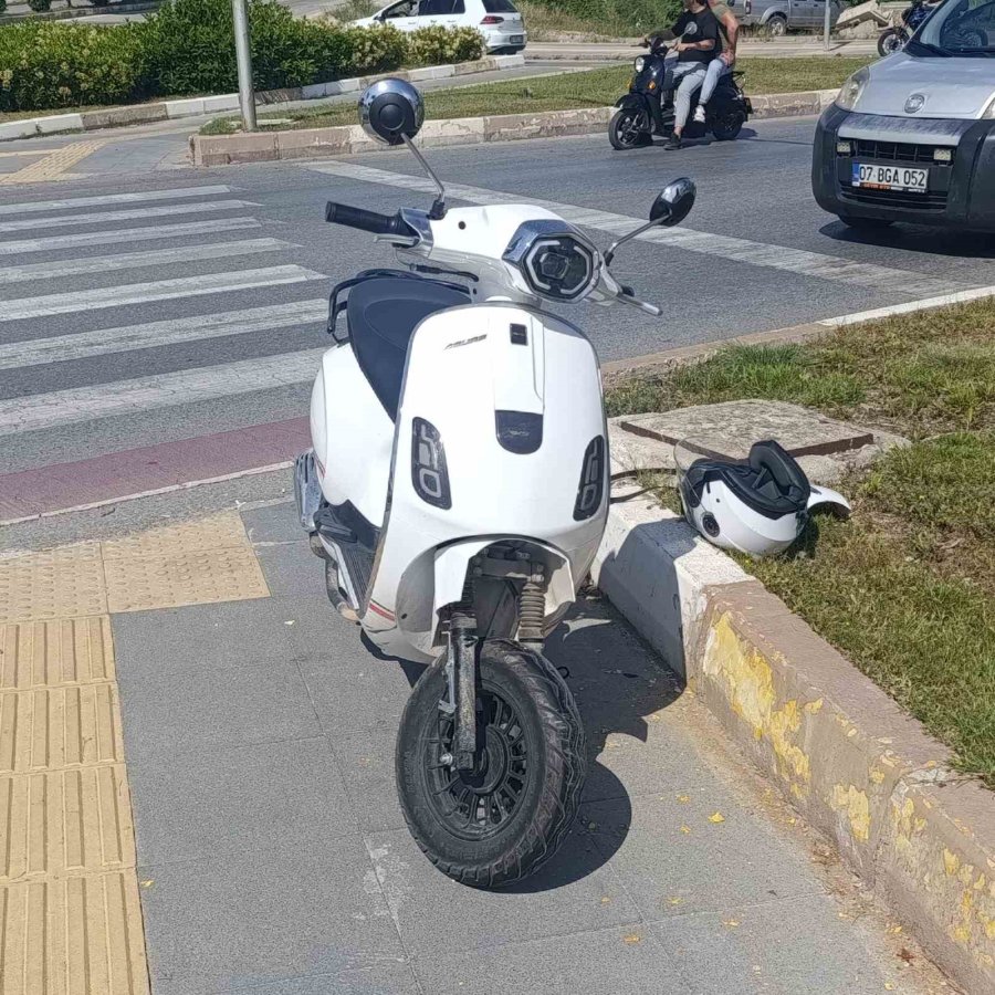 Manavgat’ta Geri Manevra Yapan Otomobil, Motosiklete Çarptı: 1 Yaralı